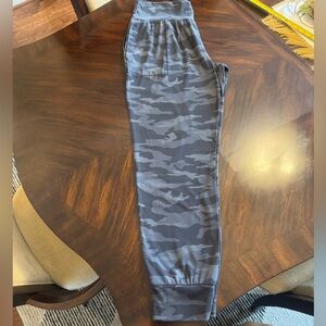 Athleta Camo Joggers. In excellent condition. No signs of wear. Sz Large. Cute!